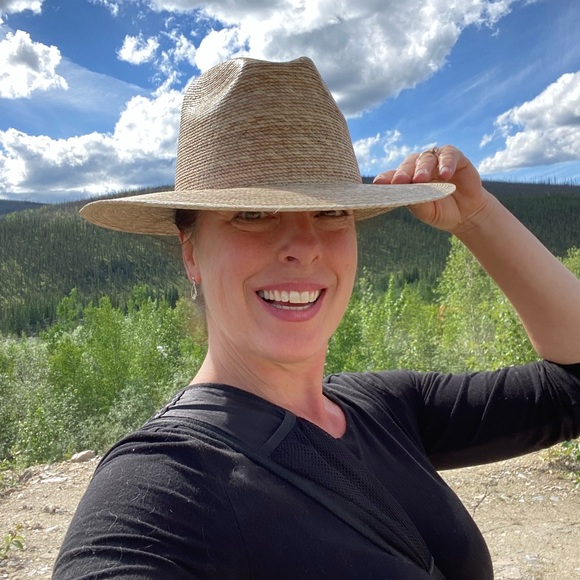 Meet your Posher, Nicole - Picture 2 of 2